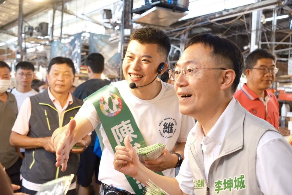 立委李坤城攜手議員候選人陳俊維 力行市場首掃獲鄉親熱烈迴響。(圖／記者李健興 翻攝）