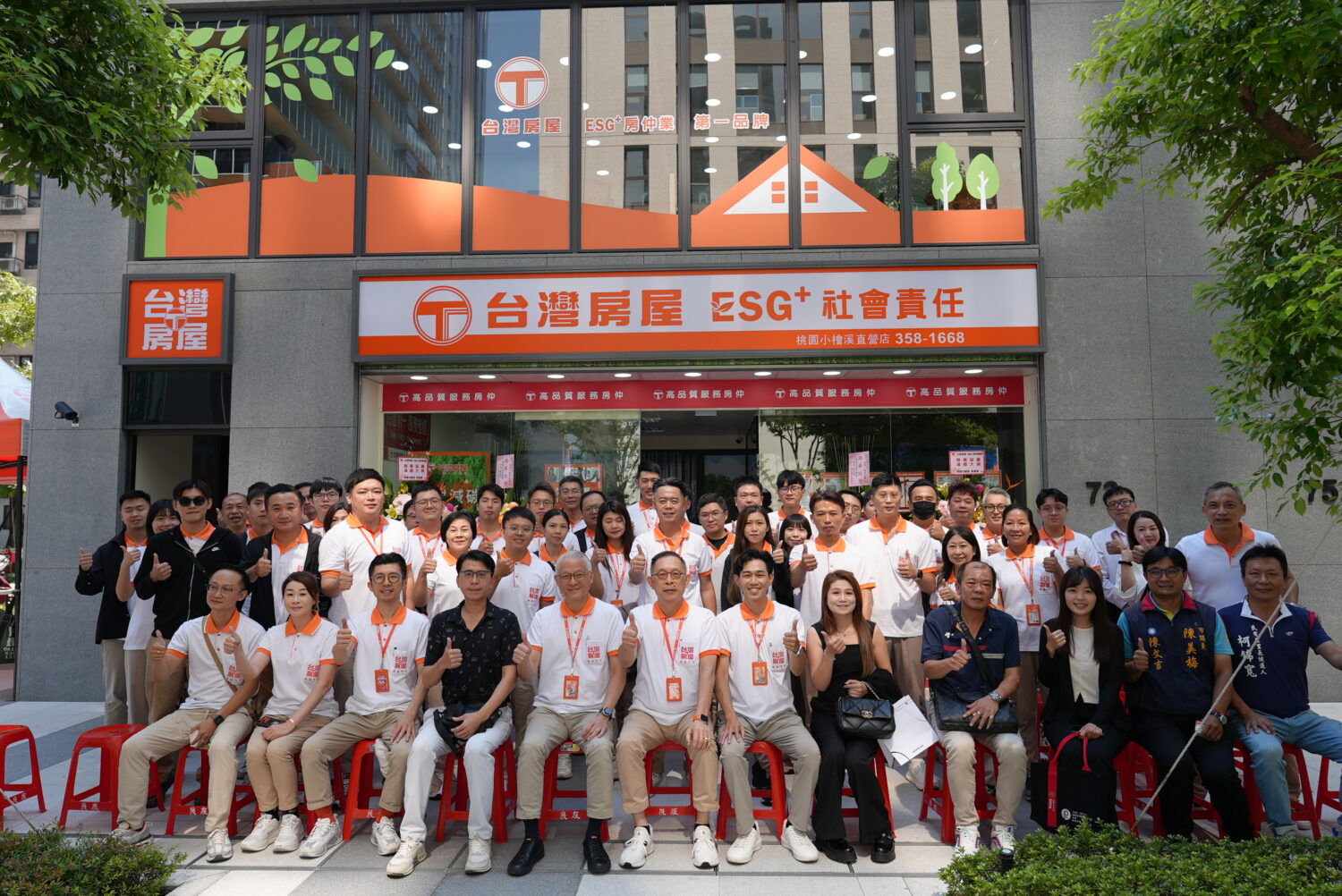 台灣房屋桃園小檜溪直營店盛大開幕,集團高層與經營團隊及嘉賓齊聚合影,共同見證新據點正式啟用。(圖/民眾提供)