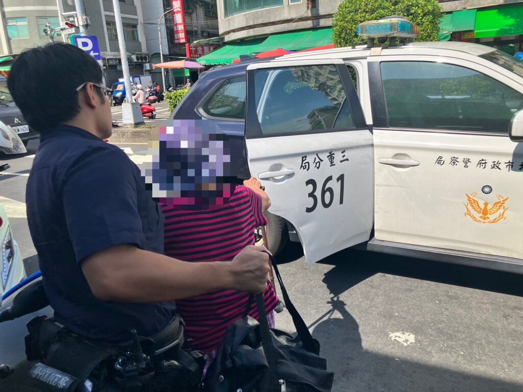 員警先將老婦帶返派出所休息。(圖／記者李健興 翻攝）