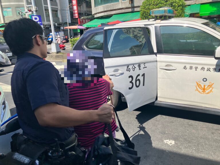 員警先將老婦帶返派出所休息。(圖／記者李健興 翻攝）