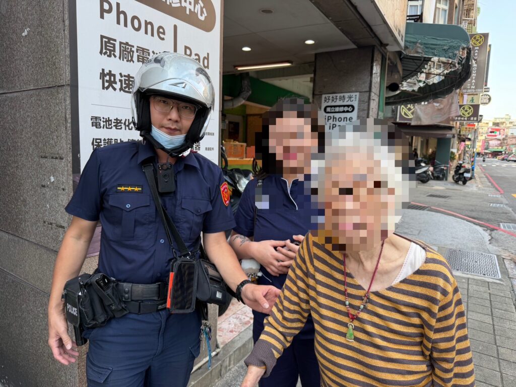 員警將婦人引導至路旁安全處。(圖／記者李健興 翻攝）