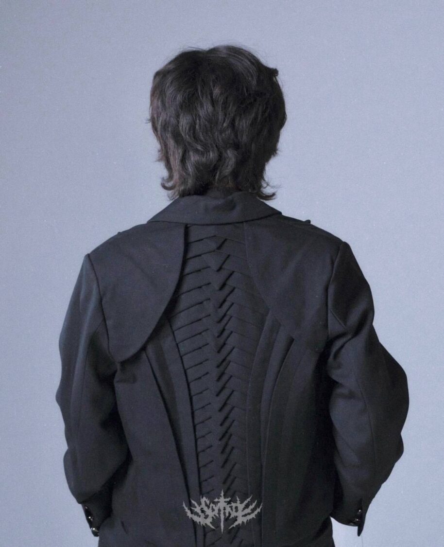 作品名稱:ARTICULATED SPINE 關節式脊椎。(圖/翻攝自創源藝念場IG)