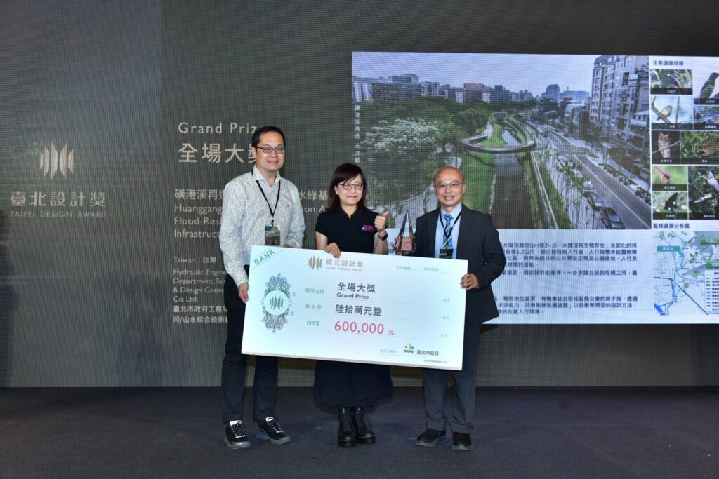 林奕華副市長(中)頒發最高榮譽全場大獎予獲獎團隊。(圖/臺北市政府產業發展局提供)