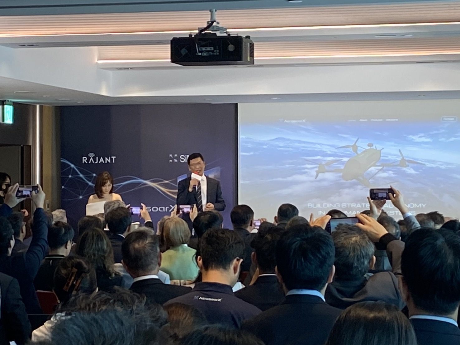 凌霄航太董事長羅正方呼籲國防部重視跨國分散式製造,強化國防產業供應鏈韌性。(圖/記者 包克明攝)