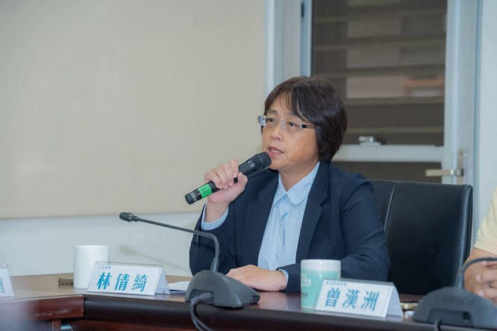 國民黨立委林倩綺質疑行政院對嘉義輕軌經費承諾說法反覆。(圖/記者翻攝)