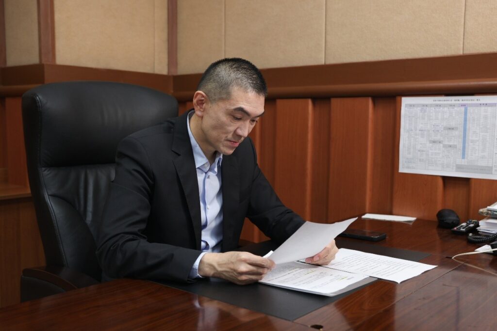市長親自盯數據,每個月更招集各單位和交通專家開道安會議。(圖/基隆市政府提供)