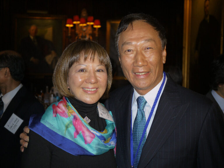 ▲齊弘（左）長年生活在紐約工作與創業，長期接觸美國不同產業、企業，在美國成立社團協助華人移民。右為鴻海創辦人郭台銘。（照片/齊弘）