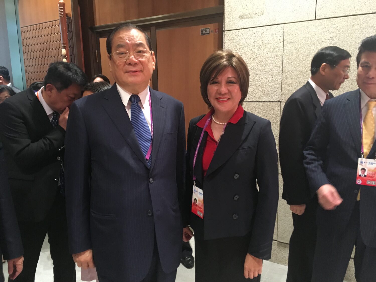 ▲齊弘與曾任國民黨中央政策會執行長曾永權（左）。（照片／齊弘）