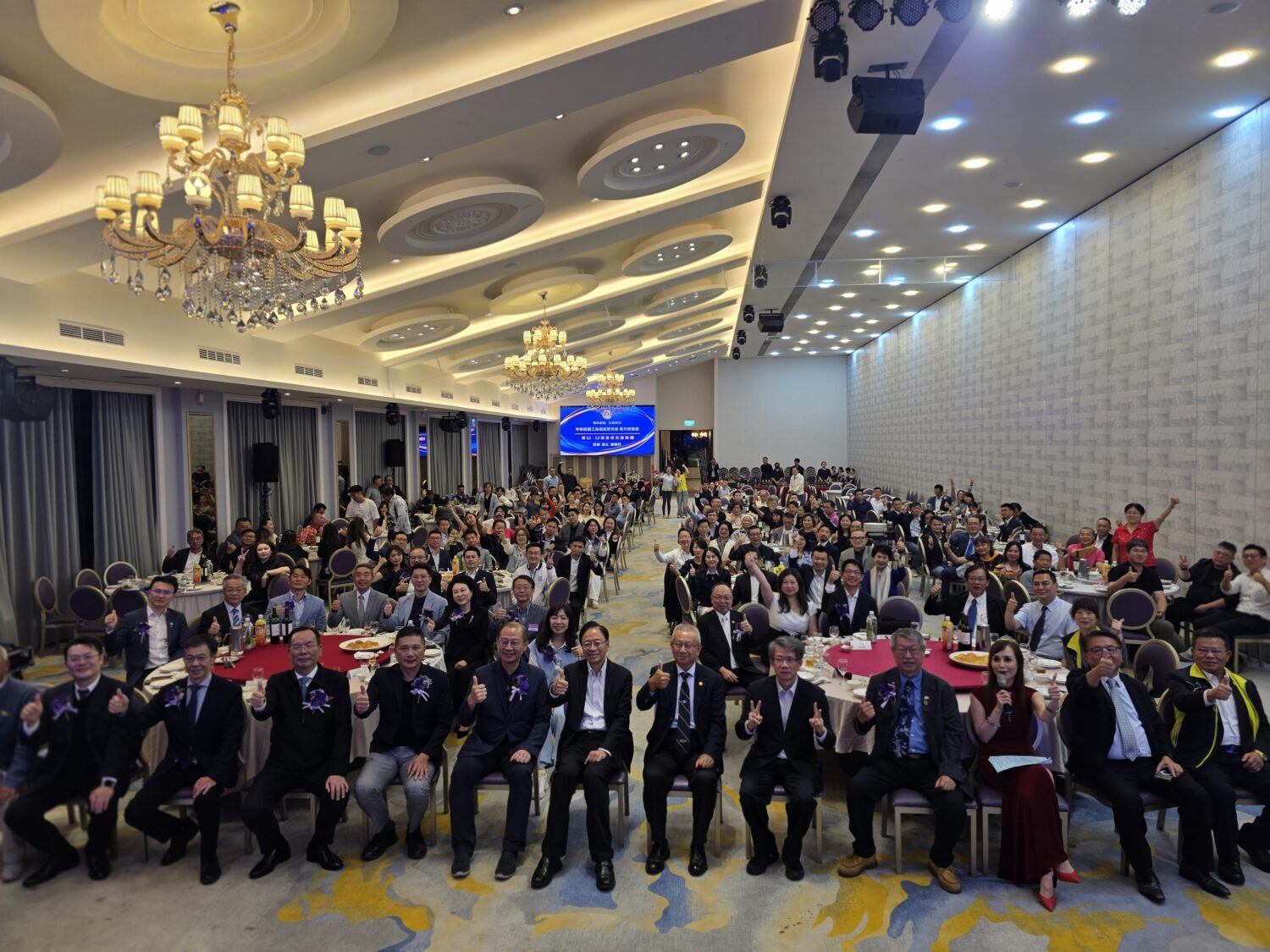 工商建研會桃竹聯誼會第12、13屆會長交接暨聯誼晚宴盛大舉行,現場賓客雲集、氣氛熱絡。(圖/記者 趙靜姸攝)