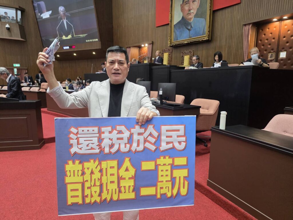 黃仁力挺此項政策，強調「要發現金，就發二萬元，而且今年底前就發！」。(圖／記者翻攝)