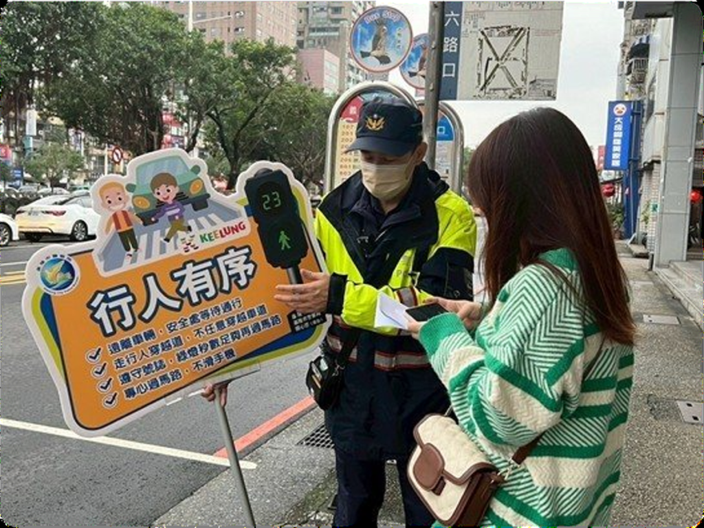 基隆推動「行人有序」,由員警向民眾宣導安全通行觀念,引導行人依規定穿越道路,共同維護交通安全。(圖/基隆市政府提供)
