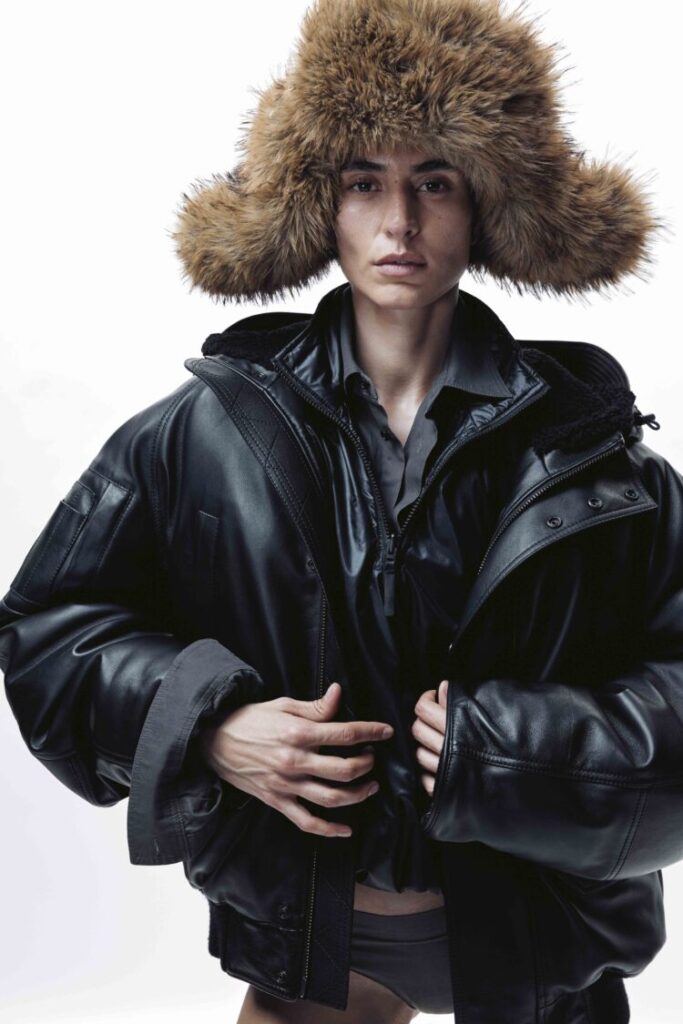 Snow Goose by Canada Goose 2026 秋冬系列的 Chilliwack 皮革飛行夾克。(圖/Canada Goose提供)