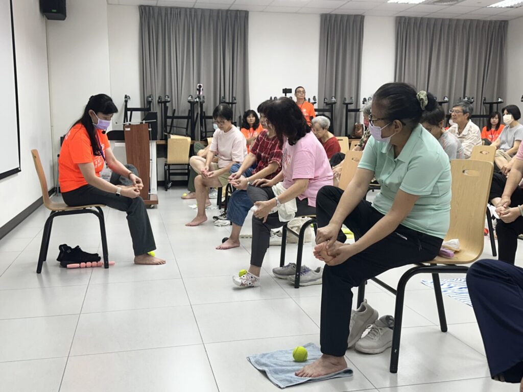 指導老師帶領長者進行足部健康啟動與下肢底盤訓練，從足底覺察、腳踝啟動到下肢穩定，協助長者建立安全行走與日常活動所需的行動力基礎。(圖／台灣運動健身產業協會提供)