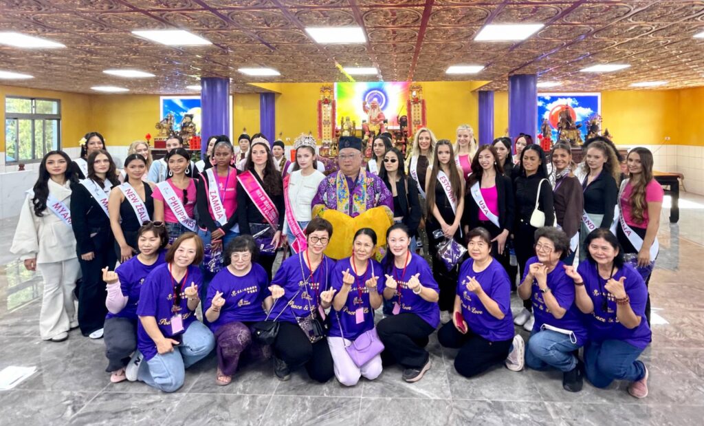 玄一宗九重天萬教總會宗師暨主席鄭鴻銘，攜手「Face of Beauty International 2026全球美顏皇后」紐西蘭總部大會主席Mila，邀集來自全球28個國家的佳麗代表，共同參與跨國宗教文化祈福盛典，為台灣及世界和平獻上祝福。（圖／玄一宗提供）