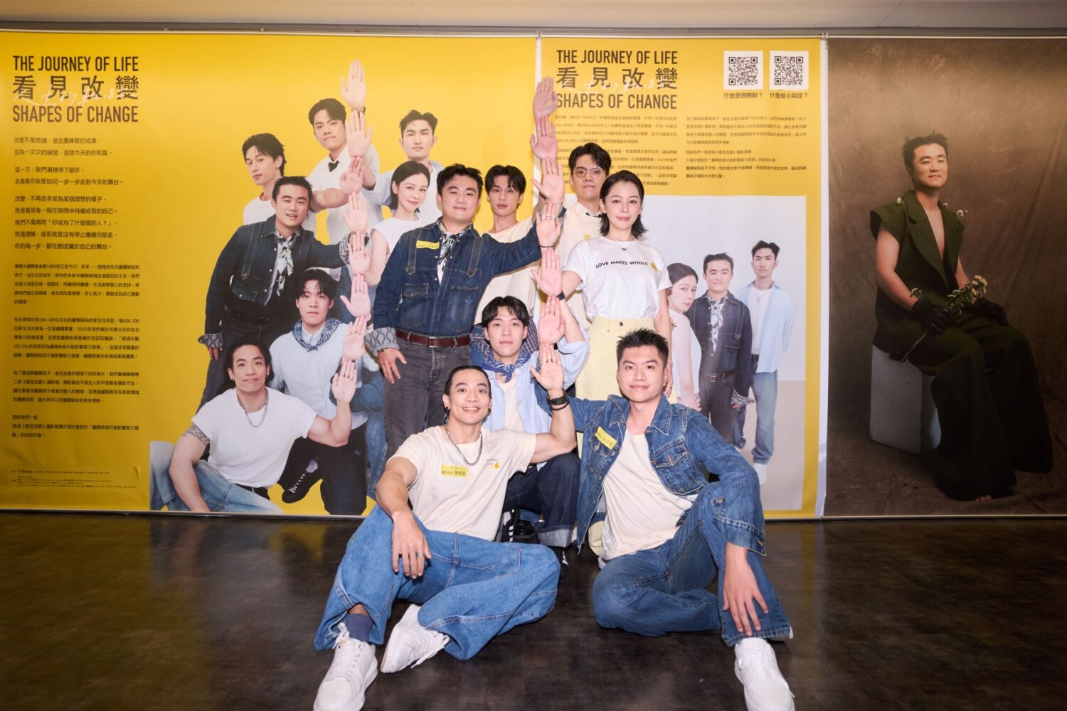 Vivian徐若瑄與顱顏青年一同揭開羅慧夫顱顏基金會《看見改變》攝影展覽一系列勇敢秀出自己的攝影作品。(圖/羅慧夫顱顏基金 提供)