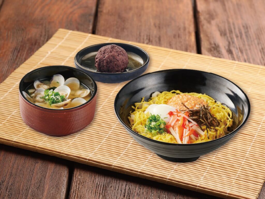 「初暮套餐」,以明太子溫泉蛋烏龍拌麵搭配蛤蜊味噌湯及日式甘味牡丹餅,呈現多層次的日式料理風味。(圖/業者提供)