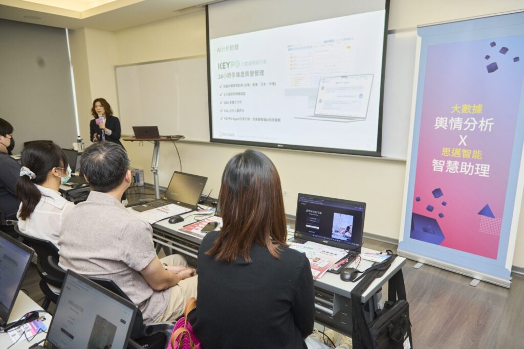 「AI 任意門」集結 8 家國內資服業者，安排一人一機的 AI 工具體驗工作坊，讓參與者親自操作、了解產品功能，加速 AI 技術導入實際營運場域。(圖／財團法人資訊工業策進會提供)