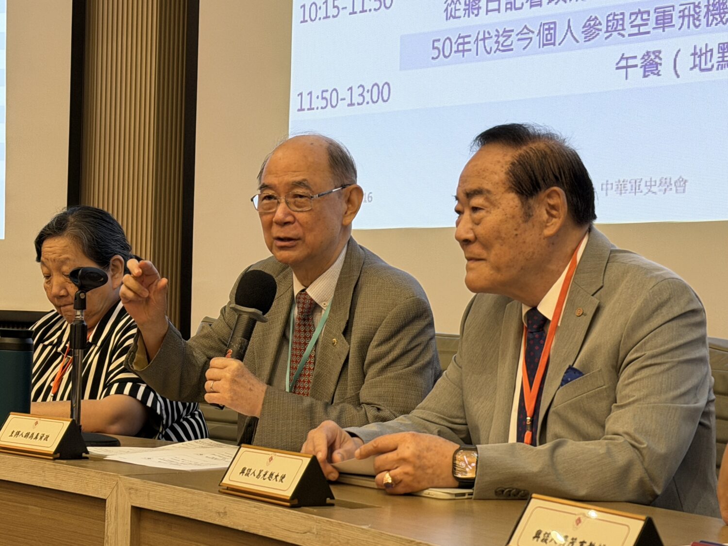 研討會上,前國安會秘書長胡為真資政主持「圓桌論壇」邀集葛光越大使等人與談。(圖/中華軍史學會 提供)