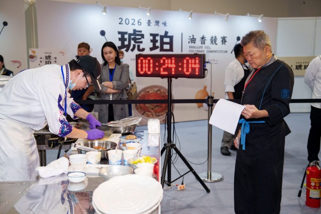 儂來餐廳於「2026臺灣味:琥珀油香競賽」決賽現場展現精湛廚藝,從食材處理、烹調技法到擺盤呈現皆講究細節。(圖/主辦單位提供)