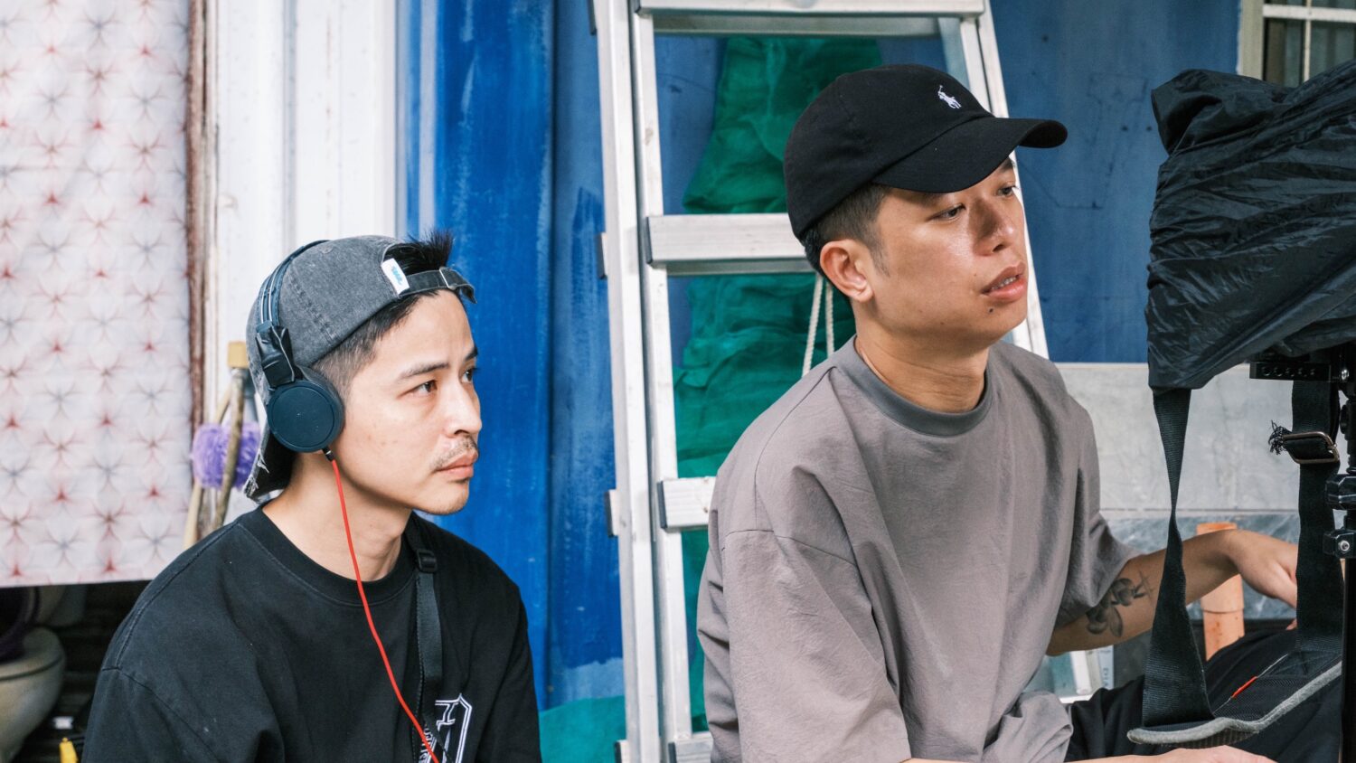 胡錦筵(左)、周鉅宏(右)共同執導《屋下無人》,以細膩敘事刻畫非血緣家庭的情感羈絆,入圍本屆金鐘獎迷你劇集(電視電影)導演獎。(圖/客家電視台 提供)