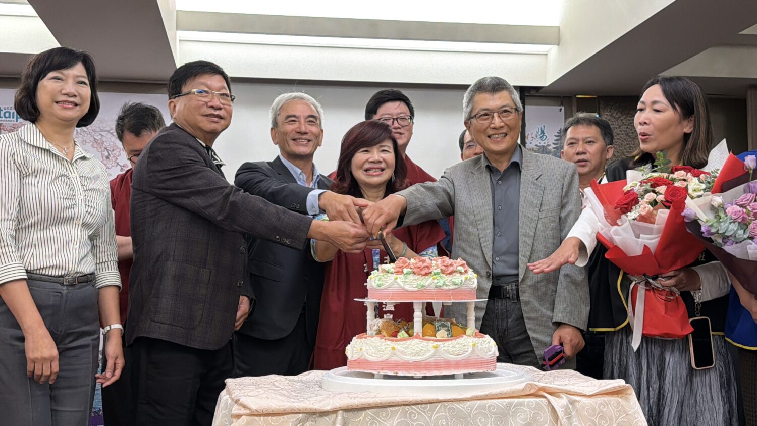 「2026臺北溫泉季」熱鬧登場記者會後,貴賓為台灣商圈文化觀光產業聯合總會周水美總會長歡喜慶祝生日。(圖/台北市溫泉發展協會 提供)