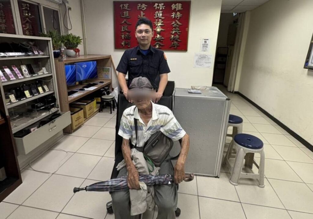 員警將老翁接送返所休息。(圖/記者 戴昱弘翻攝)