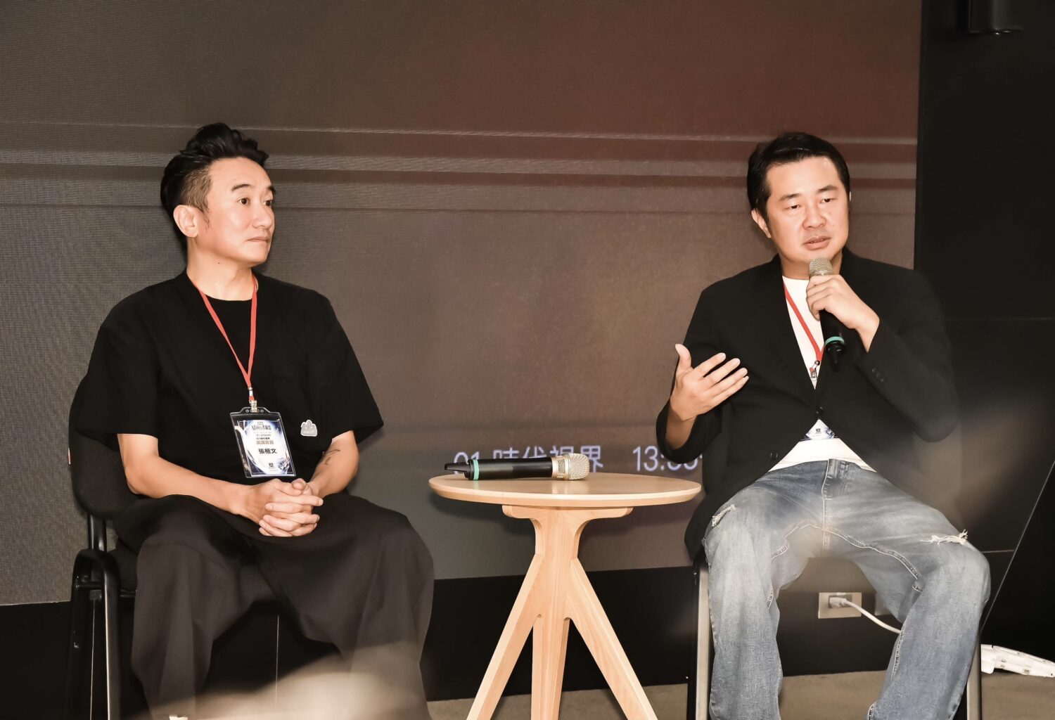 亞威AI學院執行長張楷文(左)945AI創辦人黃冠融(King哥)聯手,讓百工百業真正用得起AI。(圖/亞威AI學院 提供)