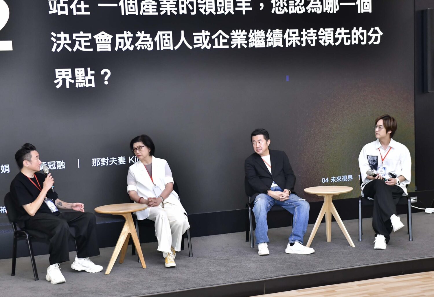 (左起)亞威AI張楷文、台北市影委會繞總監、945AI黃冠融、百萬YT那對夫妻Kim一起探討AI。(圖/亞威AI學院 提供)
