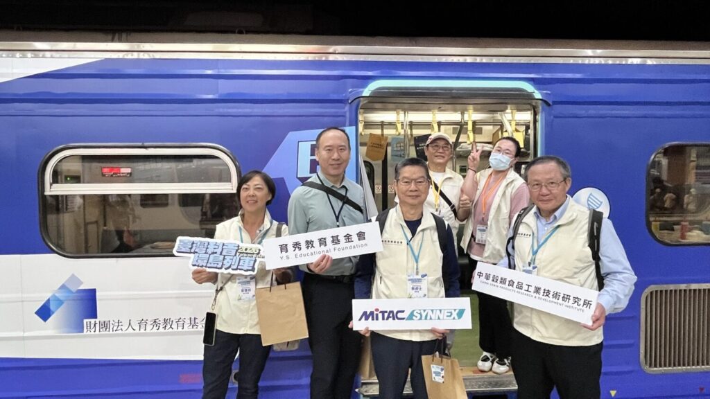 育秀教育基金會擴大參與「2026臺灣科普環島列車」，攜手穀研所教學團隊打造多元生活科學實驗，讓科學走進日常。(前排右起)：穀研所所長施坤河、育秀教育基金會董事長景虎士、苗華斌執行長及董書芬處長。(圖／育秀教育基金會提供）