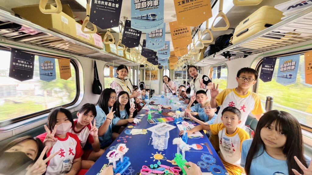 育秀教育基金會於自然科學主題車廂規劃多元互動實驗,透過生活化教學與親手實作,帶領學生認識科學原理,啟發主動學習與探索興趣。(圖/育秀教育基金會提供)