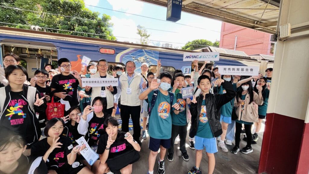 育秀教育基金會董事長景虎士及穀研所施坤河所長,於桃園站與學童及活動團隊合影,透過科學實作與資源共享,拓展城鄉科普學習機會。(圖/育秀教育基金會提供)
