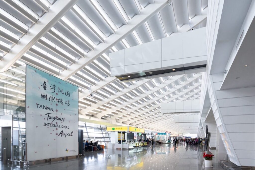 桃園國際機場啟動 115 年新進從業人員甄試,釋出 127 個國營職缺,起薪最高逾 6.5 萬元。(圖/桃園國際機場公司提供)
