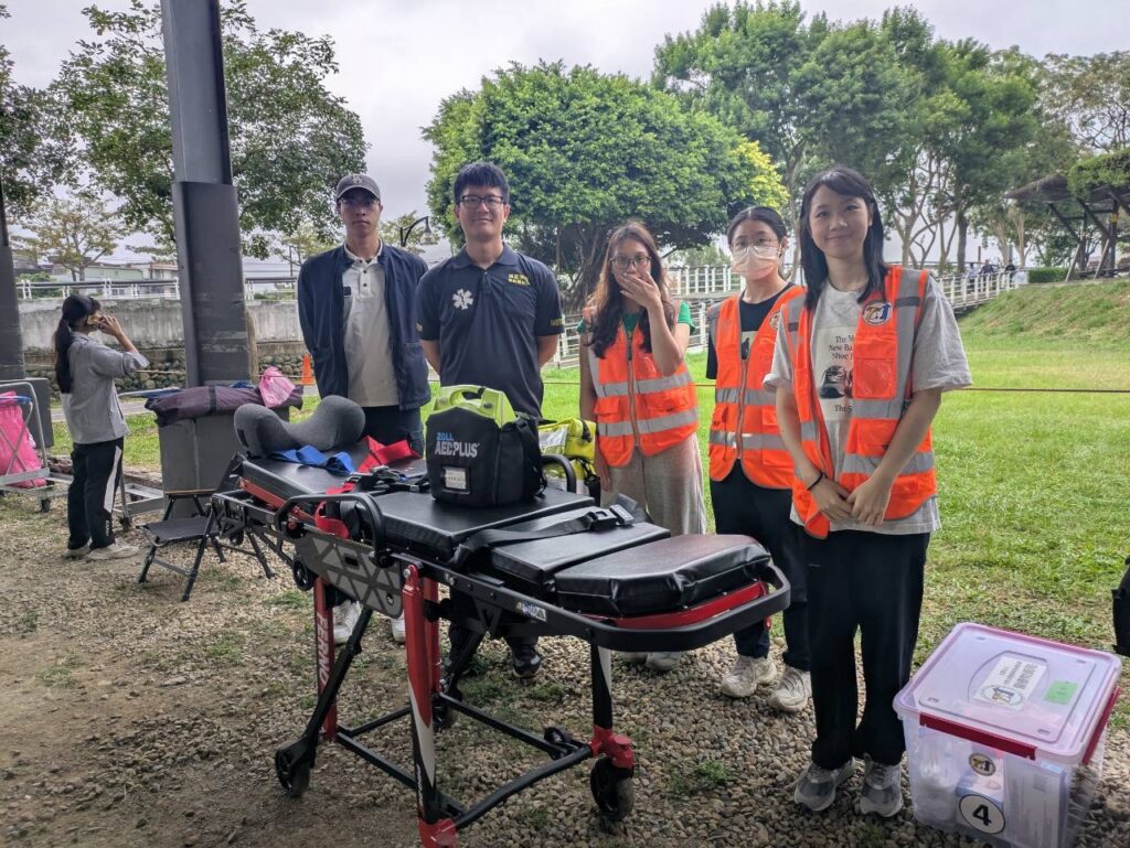 台灣災難醫療隊發展協會醫療救護人員於賽事現場合影，透過專業分工及完善救護設備，為全民運動會提供醫療安全保障。（圖／記者張家燁拍攝）