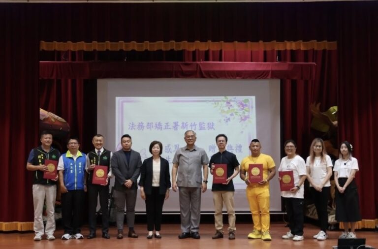 臺灣更生保護會新竹分會攜手新竹監獄及各界公益夥伴，舉辦《重生效應2：感恩之路》贈書暨生命故事分享活動，與會貴賓及分享者合影留念。（圖／記者張家燁翻攝）