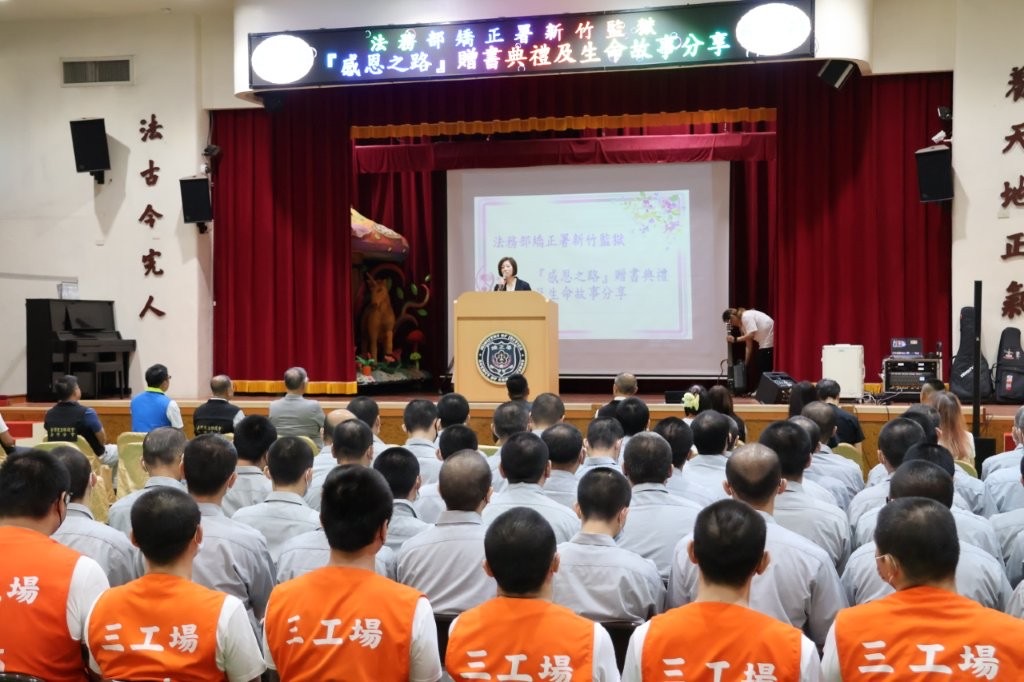 新竹地方檢察署檢察長柯宜汾於活動中致詞，勉勵收容人勇敢面對過去、把握改變契機，並呼籲社會各界共同支持更生復歸。（圖／記者張家燁翻攝）
