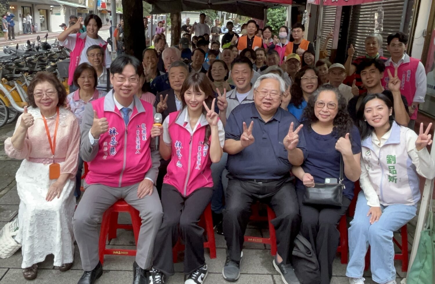 龍淵里里長候選人林晏慈（前排左三）舉辦競選總部成立大會，近百名鄉親到場力挺，眾人齊喊「凍蒜」，現場氣氛熱絡。（圖／記者張家燁拍攝）