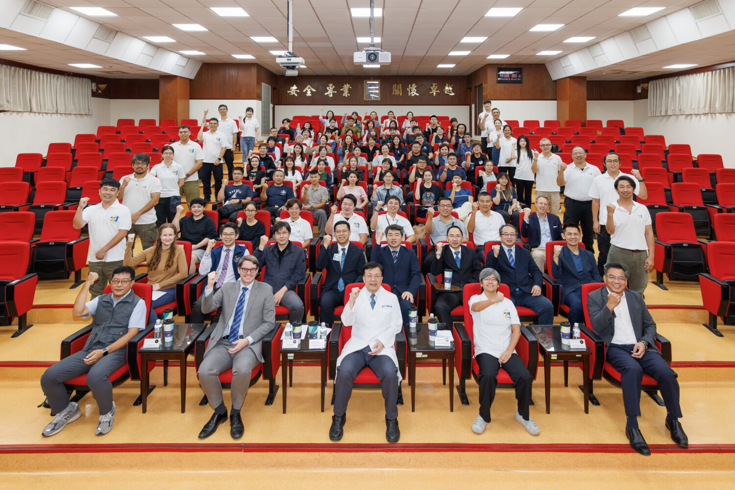 GCTF Connect「援手3.0」災難照護訓練活動,國內外貴賓與參訓醫療人員齊聚一堂,透過跨機關合作及專業訓練,共同強化高雄市災難醫療韌性。(圖/記者張家燁翻攝)