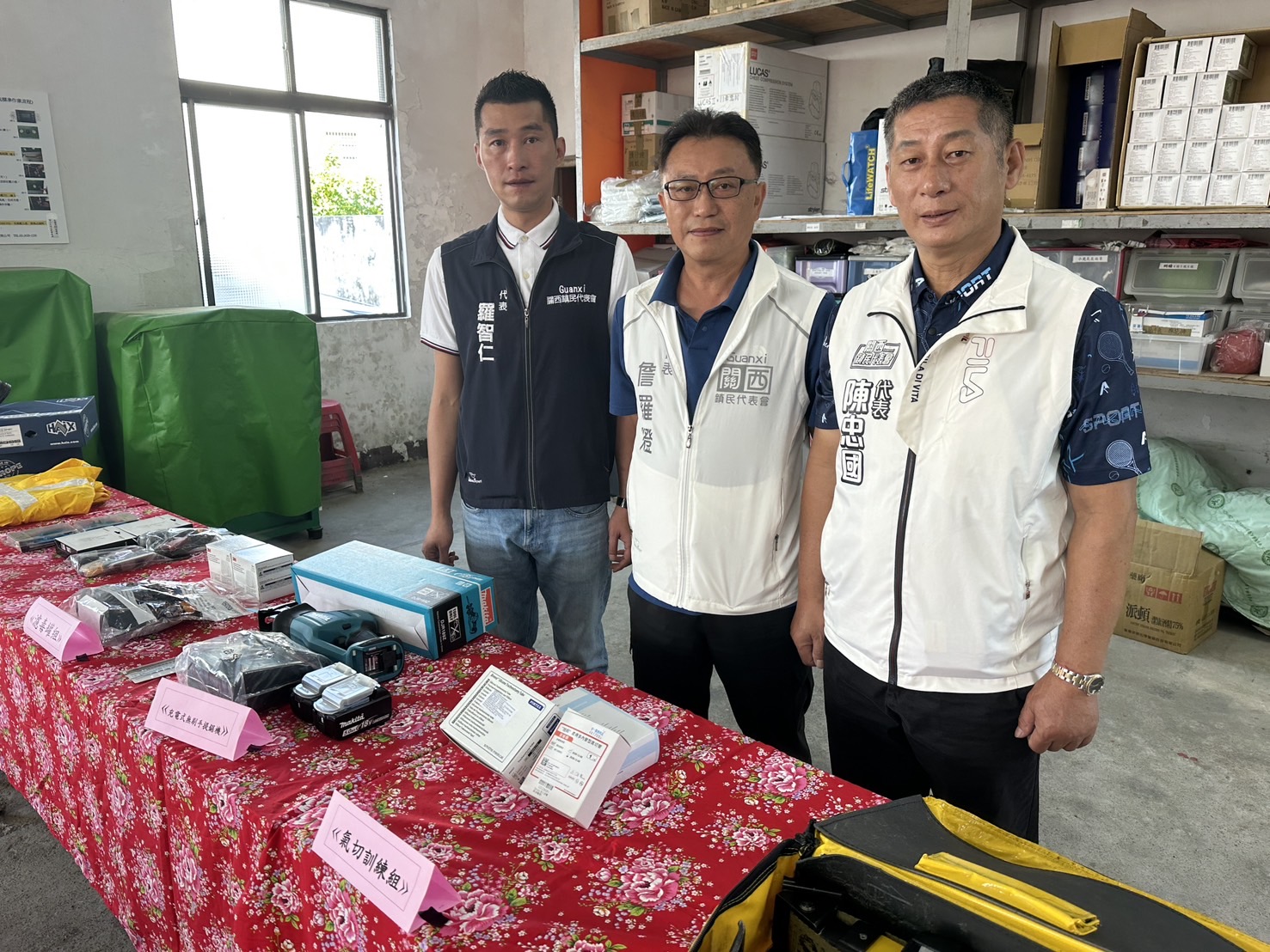 新竹縣關西鎮地方民意代表共同出席消防救災裝備捐贈活動，包括關西鎮民代表羅智仁（左）、詹羅燈（中）及陳忠國（右），現場展示各項救災救護裝備器材，共同見證善心人士捐贈50萬元消防裝備的公益義舉，攜手提升地方消防救災量能。（圖／記者張家燁拍攝）