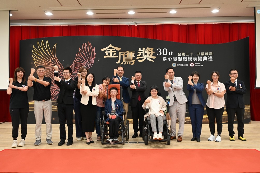 衛福部呂建德政務次長(中間紅領帶)與10位身心障礙金鷹獎楷模得獎者合影。(圖/衛生福利部 提供)