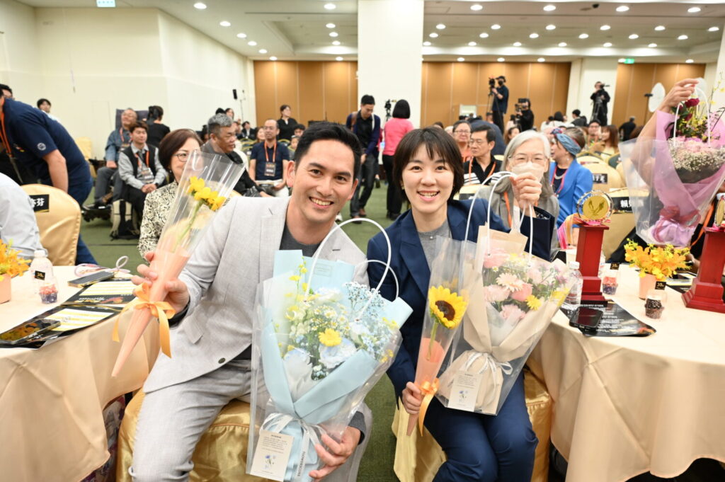 重度聽障牛暄文先生,成功推動臺灣手語列入國家語言發展法,為本屆金鷹獎得獎人之一。(圖/衛生福利部 提供)