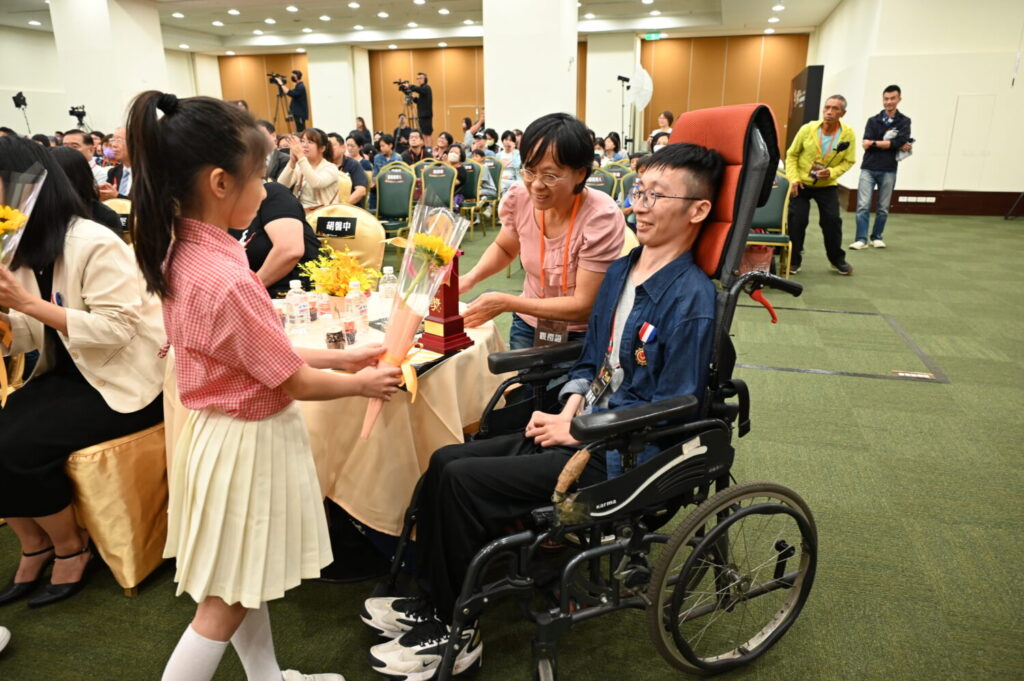 兩度重創癱瘓不放棄.不向命運低頭的蔡承恩獲衛福部金鷹獎表揚。(圖/衛生福利部 提供)