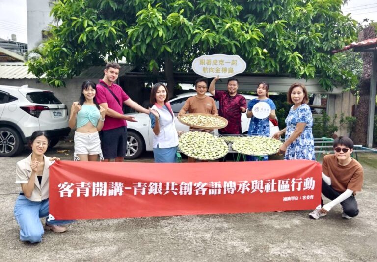 「客青開講」系列活動規劃日曬檸檬體驗,參與者展示鋪滿檸檬切片的曬盤,透過食農教育認識地方產業,實踐青銀共學與文化傳承。(圖/主辦單位提供)