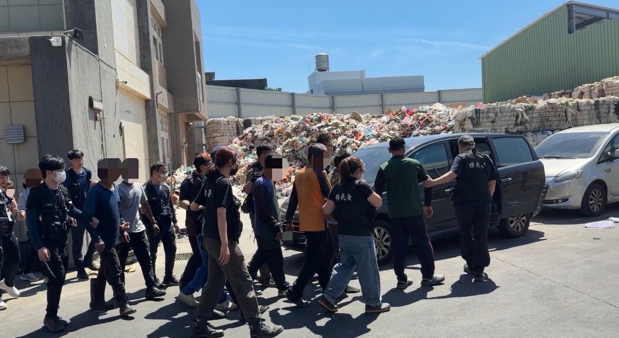 移民署桃園市專勤隊聯合相關單位突擊觀音區資源回收廠,查獲36名涉嫌非法工作的外籍人士。(圖/移民署提供)