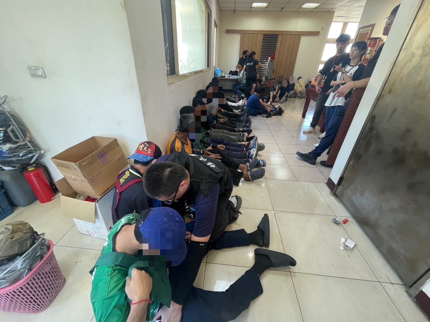 查獲的36名外籍人士中,32人以觀光名義來臺,另有4名失聯移工,全數依法帶回調查。(圖/移民署提供)