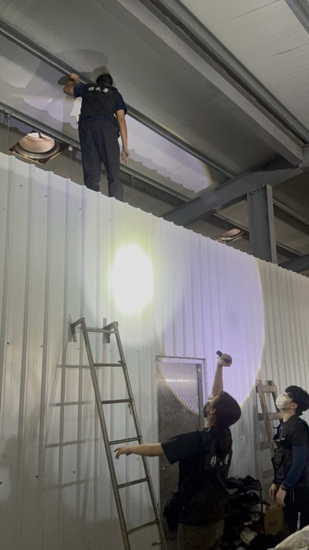 移民署人員深入廠區高處仔細搜索,確保查緝不遺漏任何角落。(圖/移民署提供)