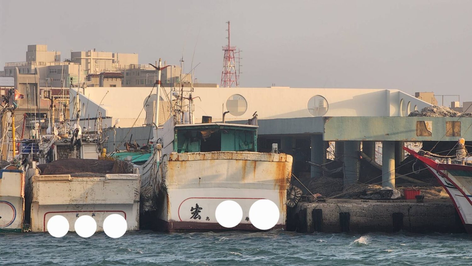 高雄籍「宏〇盛號」漁船涉嫌詐領438萬餘元漁業用油補助,澎湖地檢署已起訴前後任船長。(圖/海巡單位提供)