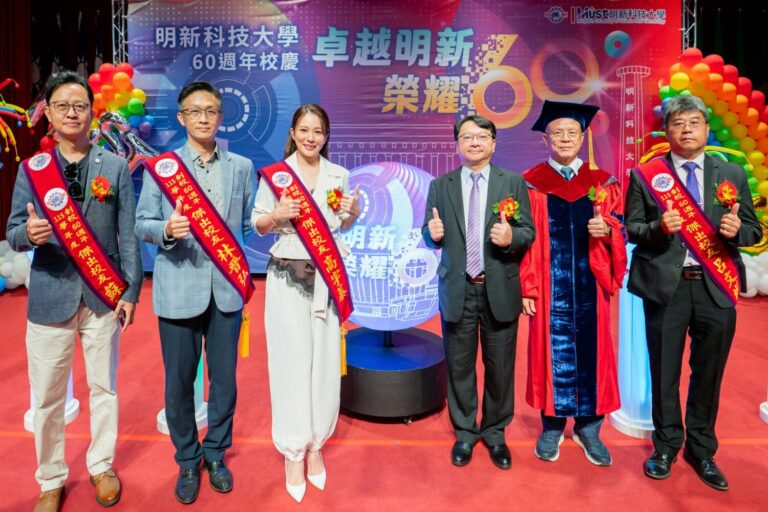 明新科大校長呂明峯(右三)、名譽博士鄭棟樑(右二),與傑出校友呂文彬(右一)、高宇蓁(左三)、林晋弘(左二)、蘇國瑋(左一)合影,共享創校60週年榮耀。(圖/明新科技大學提供)