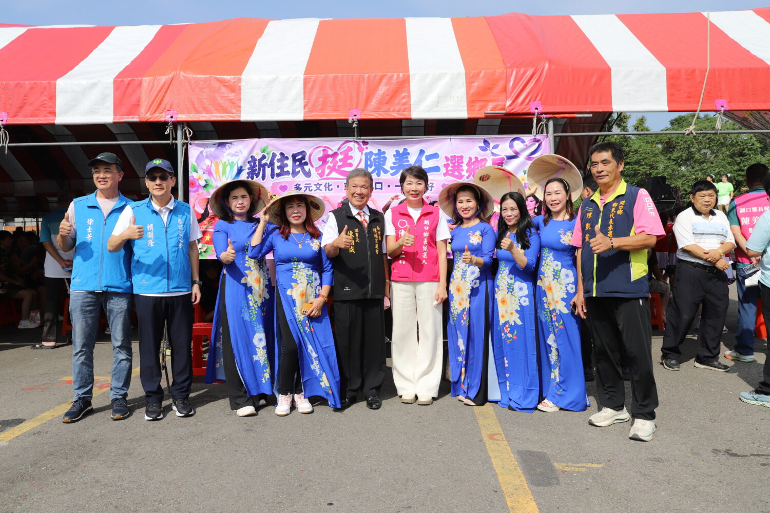 新住民黨主席范美容到場致意,陳美仁與新住民朋友合影留念。(圖/陳美仁競選總部提供)
