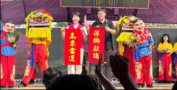 陳美仁競選總部成立大會安排舞獅表演,陳美仁與現場貴賓共同展示「高票當選」、「祥獅獻瑞」紅色賀幛,為活動增添熱鬧喜慶氣氛。(圖/陳美仁競選總部提供)