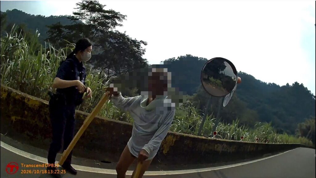 九旬老翁拄著拐杖獨自在路旁行走，關西分駐所員警到場關懷，協助確認身分並聯繫家屬。（圖/新埔分局提供）